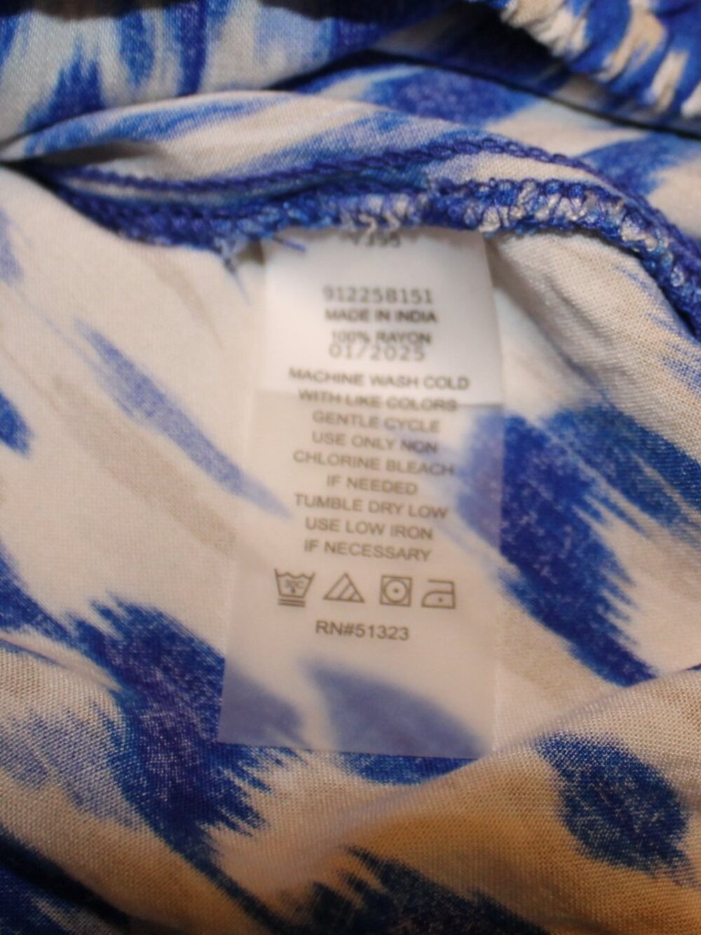 Vince Camuto off the shoulder blouse ikat Royal Azur blue - Picture 9 of 10